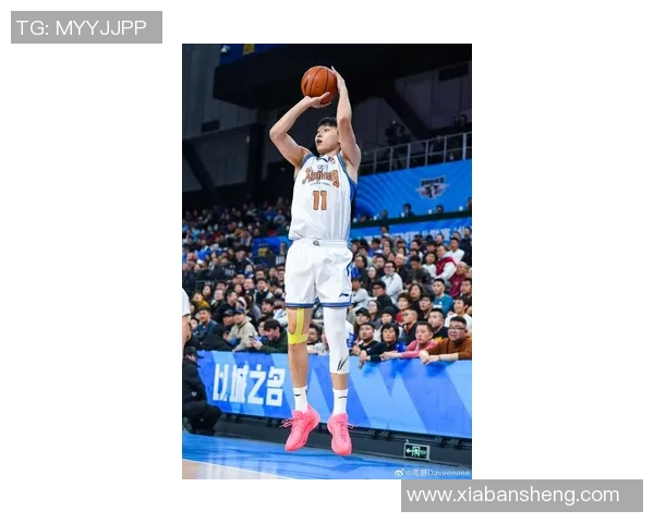 齐麟场均35三分球表现引发关注球迷期待他在赛季中的精彩发挥